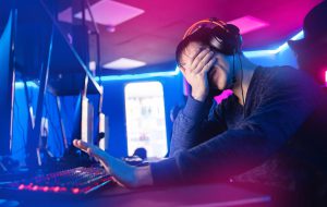 نگاهی طنزآمیز به ارزهای پرسود در ایران و آیفون جدید